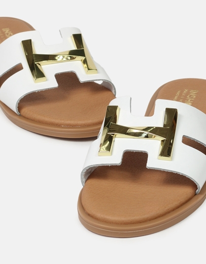 Εικόνα της Δερμάτινα σανδάλια Ελληνικής κατασκευής με μεταλλική αγκράφα Λευκό