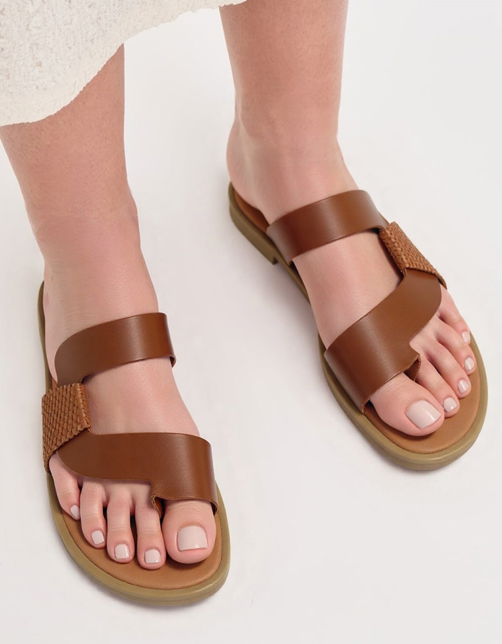 Εικόνα από Σανδάλια flat Ελληνικής κατασκευής toe ring και ιδιαίτερο σχέδιο Ταμπά