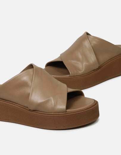 Εικόνα της Δερμάτινα flatforms Ελληνικής Κατασκευής με χιαστί φάσα Μπεζ