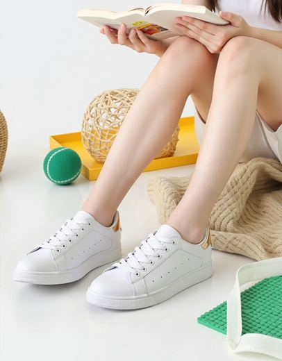 Εικόνα της Basic γυναικεία sneakers με χρωματιστή λεπτομέρια Λευκό/Σαμπανί