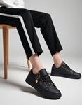 Εικόνα από Γυναικεία sneakers σε απλή γραμμή με διακοσμητική αλυσίδα Μαύρο