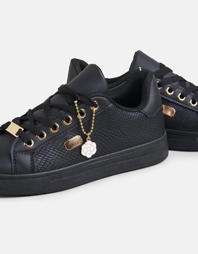 Εικόνα της Γυναικεία sneakers σε απλή γραμμή με διακοσμητική αλυσίδα Μαύρο