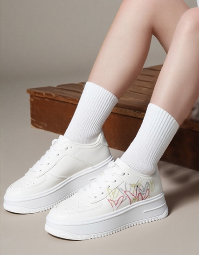 Εικόνα της Γυναικεία sneakers με σχέδια από καρδιά στο πλάι Λευκό