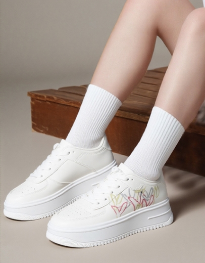 Εικόνα της Γυναικεία sneakers με σχέδια από καρδιά στο πλάι Λευκό