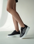 Εικόνα από Γυναικεία sneakers με σχέδια από καρδιά στο πλάι Μαύρο