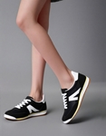 Εικόνα από Γυναικεία sneakers σε απλή γραμμή Μαύρο