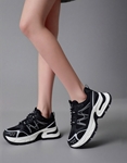 Εικόνα από Γυναικεία sneakers δίσολα με μοτίβο στο πλάι Μαύρο