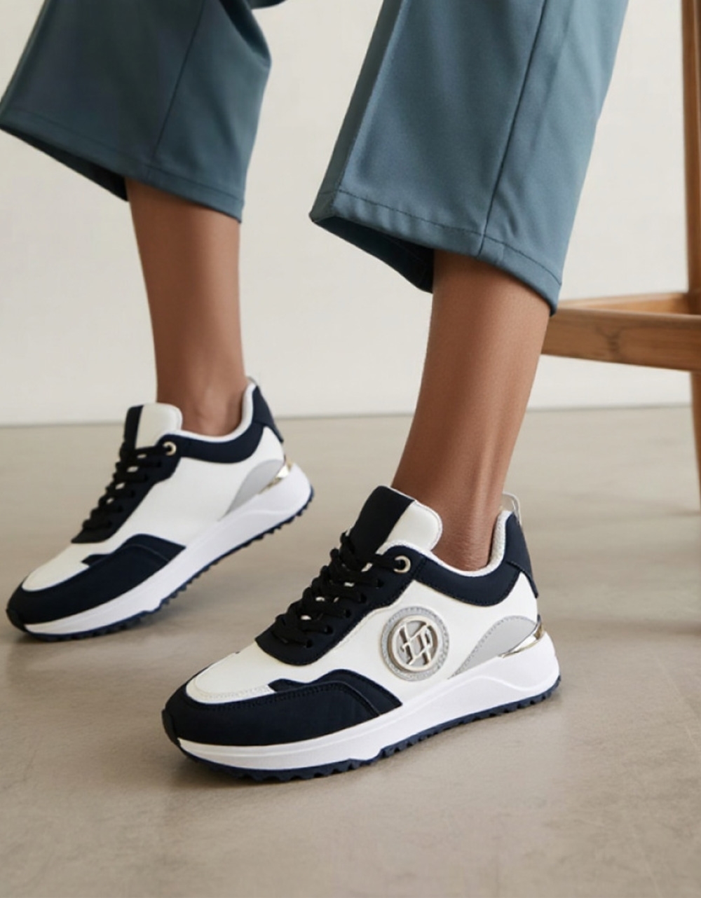 Εικόνα από Γυναικεία sneakers σε απλή γραμμή Λευκό/Μαύρο