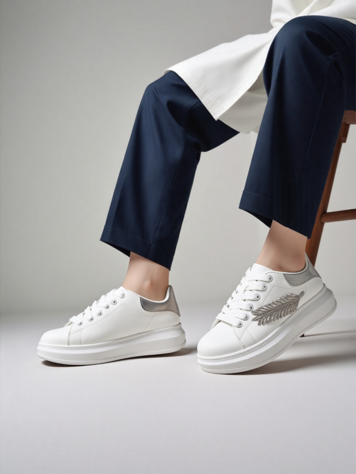 Εικόνα από Γυναικεία sneakers με διακοσμητικό φτερό στο πλάι Λευκό