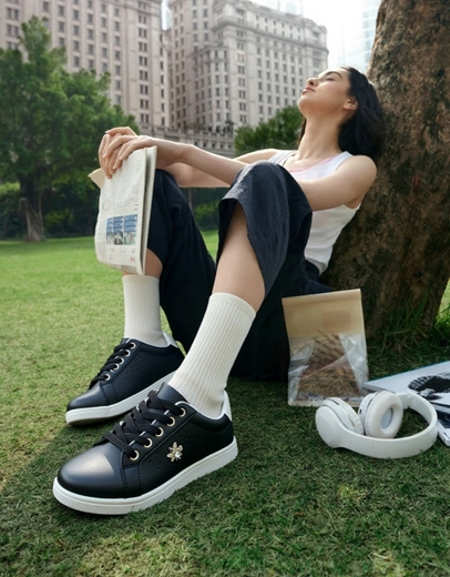 Εικόνα της Basic sneakers με διακοσμητικό από strass Μαύρο/Λευκό