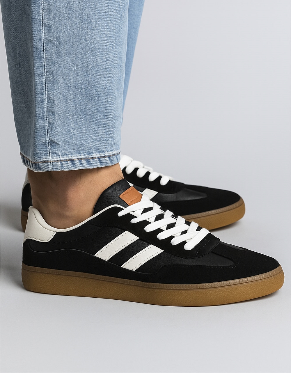 Εικόνα από Γυναικεία sneakers με διπλή ρήγα στο πλάι Μαύρο