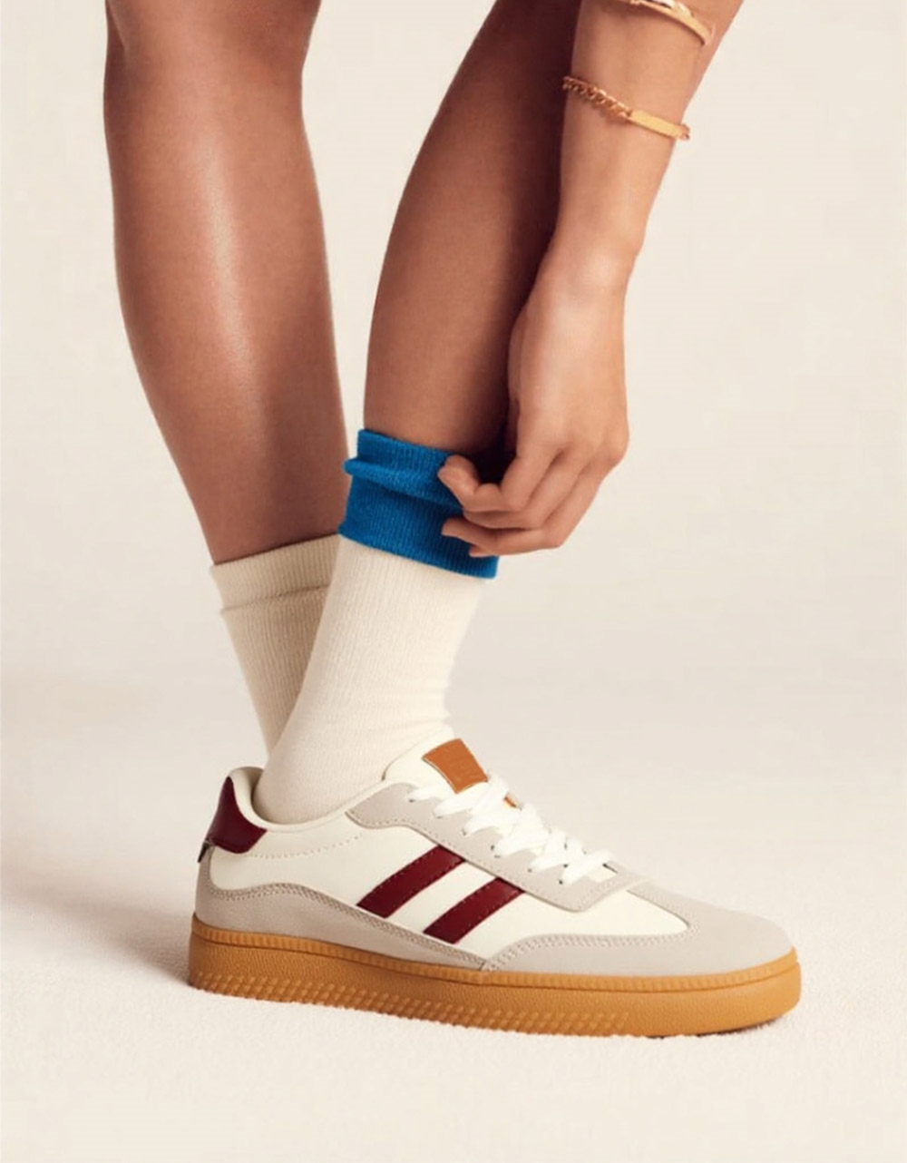 Εικόνα από Γυναικεία sneakers με διπλή ρήγα στο πλάι Μπορντώ