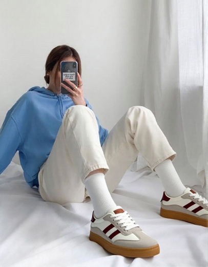 Εικόνα της Γυναικεία sneakers με διπλή ρήγα στο πλάι Μπορντώ