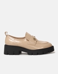 Εικόνα από Loafers λουστρίνι με μεταλλική λεπτομέρεια Μπεζ