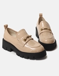 Εικόνα από Loafers λουστρίνι με μεταλλική λεπτομέρεια Μπεζ