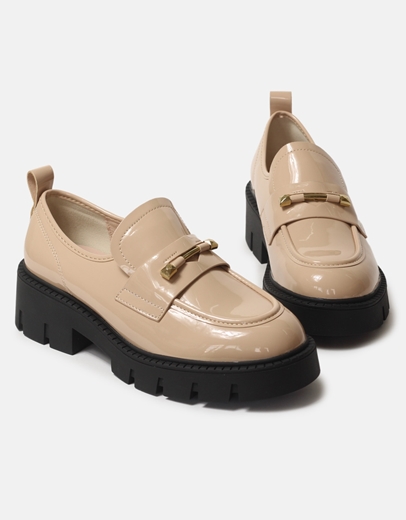 Εικόνα της Loafers λουστρίνι με μεταλλική λεπτομέρεια Μπεζ