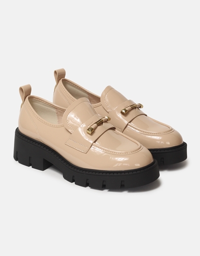 Εικόνα της Loafers λουστρίνι με μεταλλική λεπτομέρεια Μπεζ