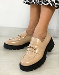 Εικόνα από Loafers λουστρίνι με μεταλλική λεπτομέρεια Μπεζ