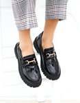 Εικόνα από Γυναικεία loafers με κροκό σχέδιο και διακοσμητικό Μαύρο