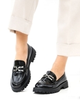 Εικόνα από Γυναικεία loafers με τρακτερωτή σόλα και διακοσμητικό Μαύρο