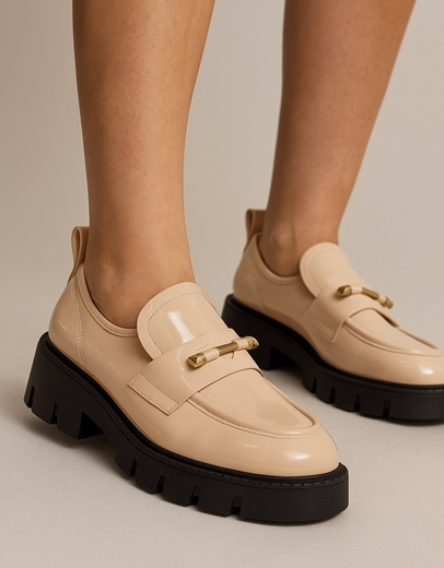 Εικόνα της Loafers λουστρίνι με μεταλλική λεπτομέρεια Μπεζ