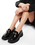 Εικόνα από Γυναικεία loafers λουστρίνο με διακοσμητικό Μαύρο