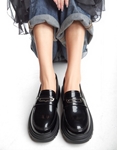 Εικόνα από Γυναικεία basic loafers λουστρίνι με διακοσμητικό Μαύρο