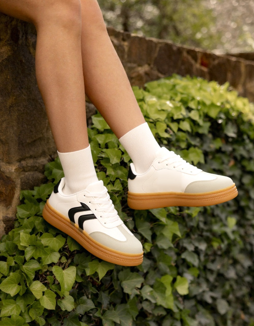 Εικόνα από Sneakers δίσολα με γραμμικό σχέδιο στο πλάι Λευκό