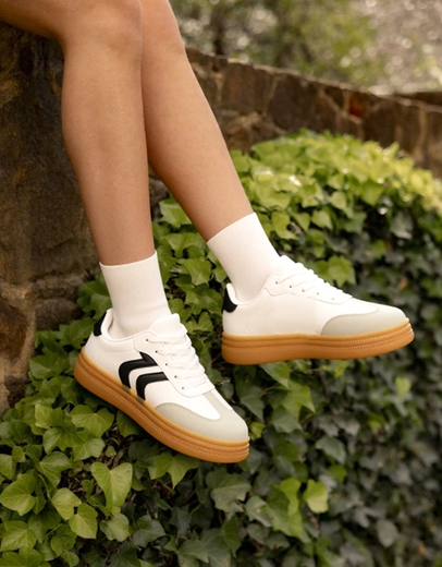 Εικόνα της Sneakers δίσολα με γραμμικό σχέδιο στο πλάι Λευκό