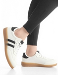Εικόνα από Sneakers με συνδιασμό υλικών και γραμμικό σχέδιο Λευκό