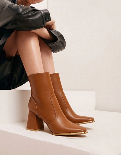 Εικόνα της Γυναικεία μποτάκια με μεταλλική λεπτομέρεια Ταμπά