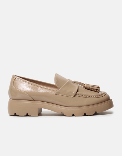 Εικόνα της Loafers λουστρίνι με κρεμαστό διακοσμητικό Πούρο