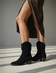 Εικόνα από Basic cowboy μονόχρωμα μποτάκια suede Μαύρο