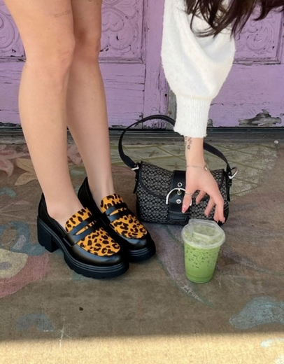 Εικόνα της Loafers με print και τετράγωνο τακούνι Μαύρο