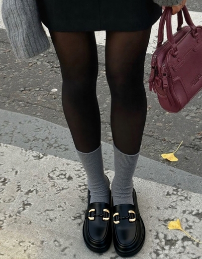 Εικόνα της Γυναικεία flat basic loafers με δίχρωμο διακοσμητικό Μαύρο