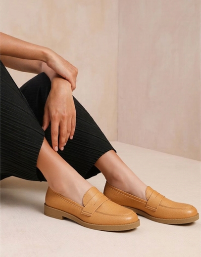 Εικόνα της Loafers μονόχρωμα Ελληνικής Κατασκευής με λεπτομέρεια στη φάσα Ταμπά