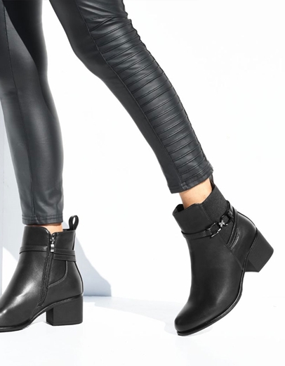 Εικόνα της Γυναικεία μονόχρωμα μποτάκια με μεταλλική αγκράφα Μαύρο