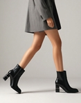 Εικόνα από Γυναικεία μποτάκια με τετράγωνο τακούνι με λεπτομέρεια Μαύρο