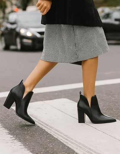 Εικόνα της Μυτερά μποτάκια Ελληνικής κατασκευής με ανοίγματα Μαύρο