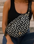 Εικόνα από Crossbody χειροποίητο τσαντάκι με μοτίβο μαιάνδρου Μαύρο