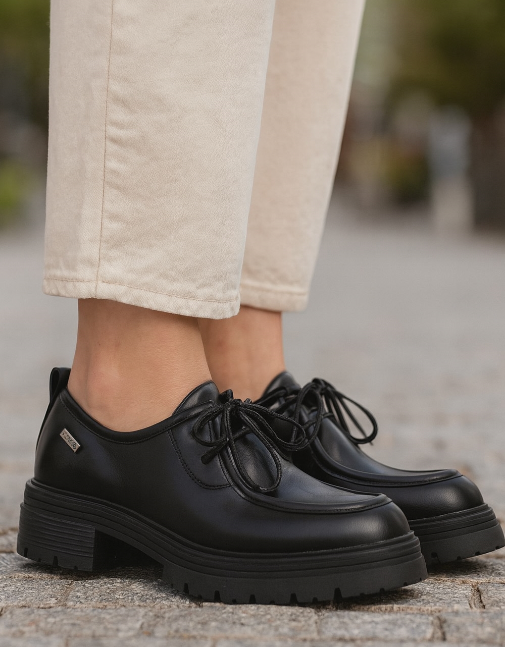 Εικόνα από Γυναικεία loafers με τρακτερωτή σόλα Μαύρο