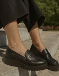 Εικόνα από Γυναικεία μονόχρωμα loafers με διπλή σολά Μαύρο