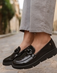 Εικόνα από Γυναικεία loafers λουστρίνι με αγκράφα Μαύρο