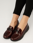 Εικόνα από Γυναικεία loafers λουστρίνι με αγκράφα Μπορντώ