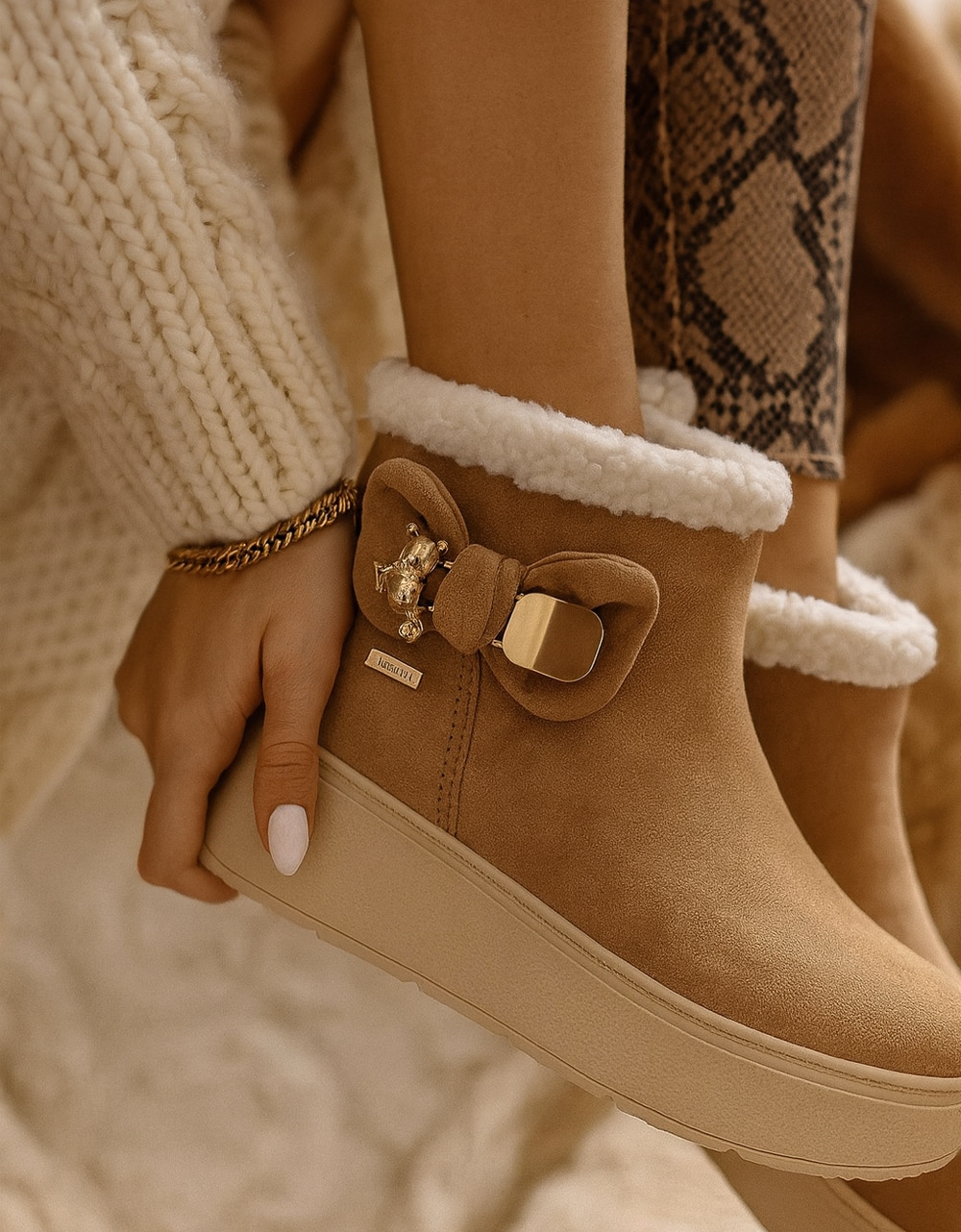 Εικόνα από Δίσολα suede μποτάκια μονόχρωμα με διακοσμητικό Πούρο