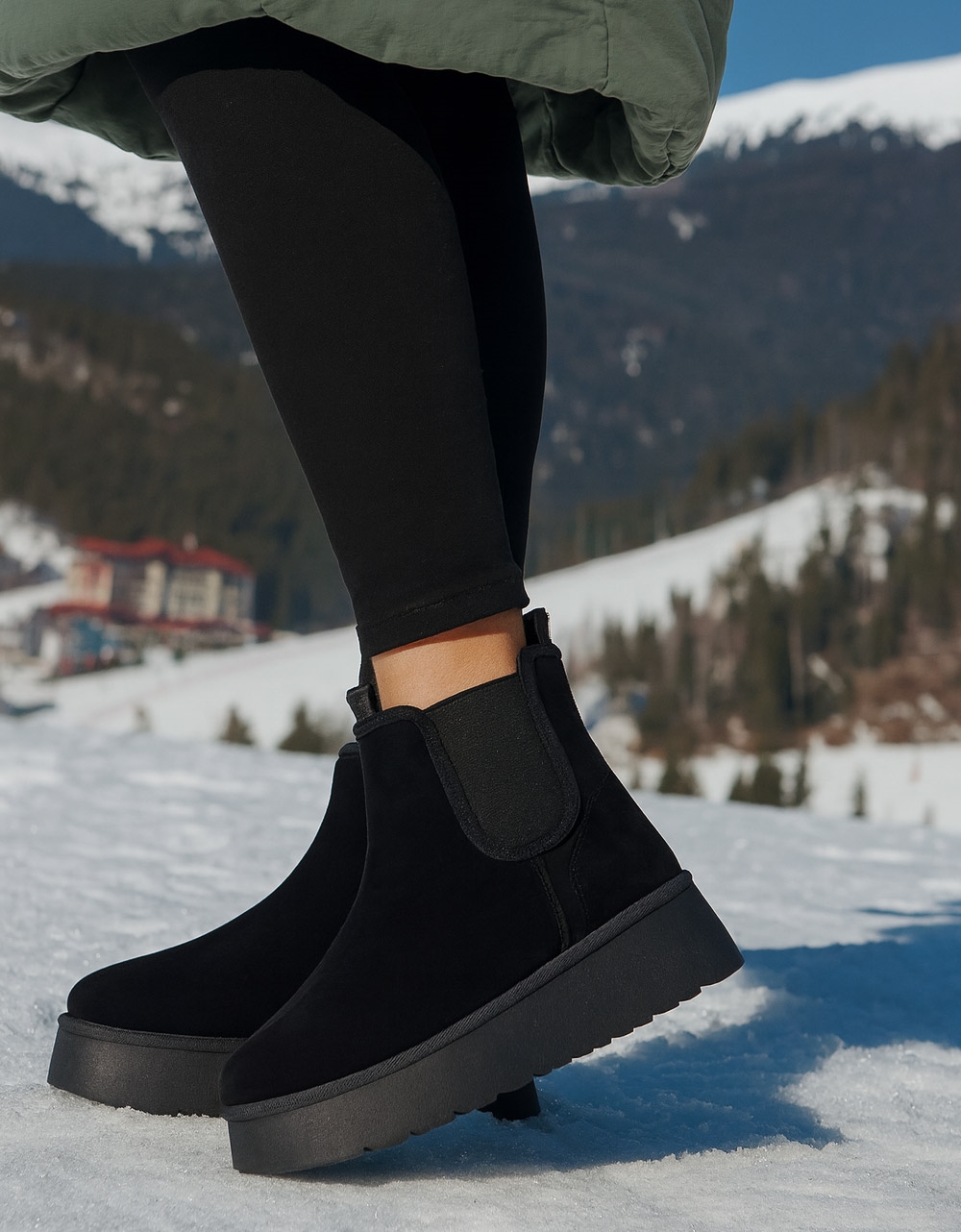 Εικόνα από Δίσολα suede μποτάκια μονόχρωμα με λάστιχο Μαύρο