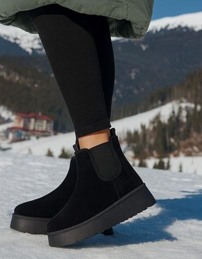 Εικόνα της Δίσολα suede μποτάκια μονόχρωμα με λάστιχο Μαύρο