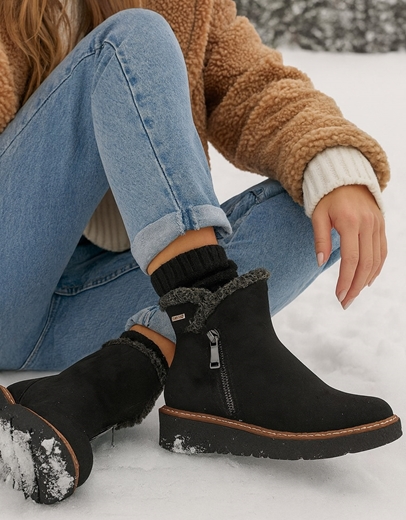 Εικόνα της Δίσολα suede μποτάκια μονόχρωμα με λεπτομέρια Μαύρο