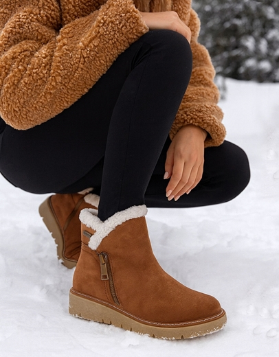 Εικόνα της Δίσολα suede μποτάκια μονόχρωμα με λεπτομέρια Ταμπά