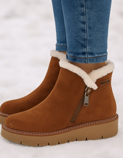 Εικόνα της Δίσολα suede μποτάκια μονόχρωμα με λεπτομέρια Ταμπά